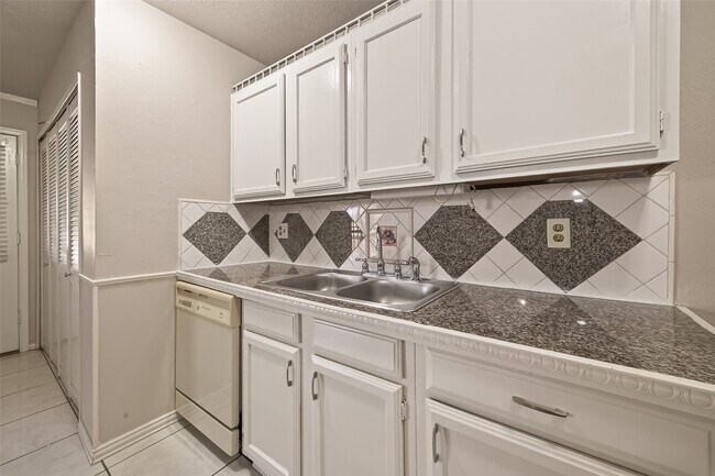 Building Photo - 6206 Homeview Dr