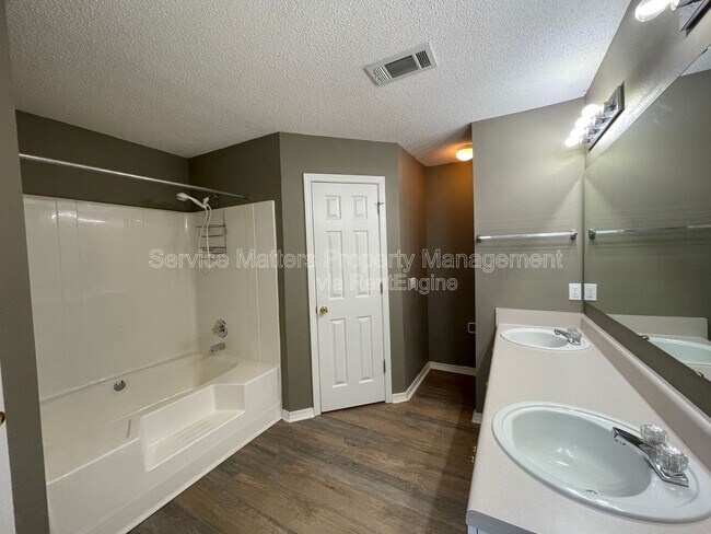 Building Photo - 4538 Chantilly Way