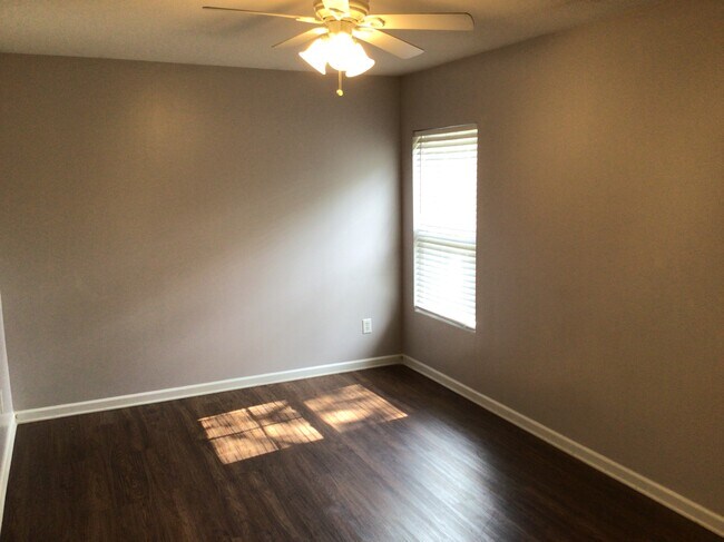 Building Photo - 2021 Sonoma Valley Drive