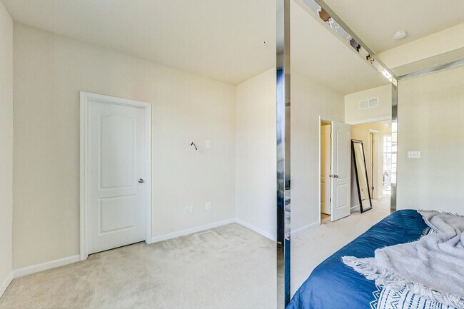 Building Photo - 3 bedroom, 2.5 bath Luxury Townhome in Market Square Subdivision!