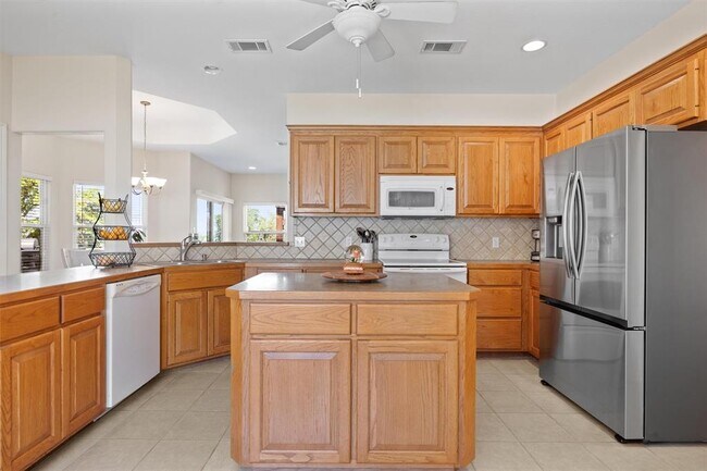 Building Photo - 104 Kings Way