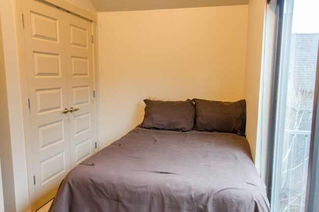 Building Photo - 2Bd/1.5Ba Seattle Townhouse