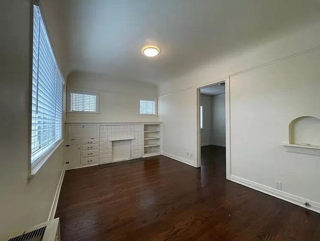 Building Photo - Amazing 1 Bedroom Cottage in the Heart of University Heights