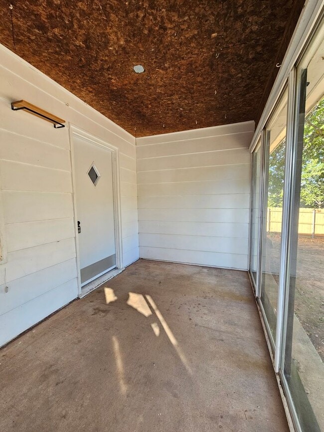 Building Photo - (3) Bed/(1) Bath in Purcell Avail NOWl!