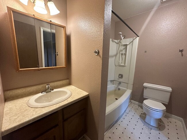 Building Photo - 2511 Farnum St