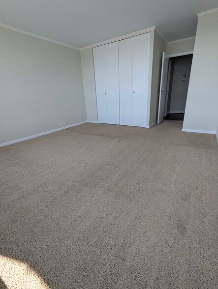 Building Photo - 5415 N Sheridan Rd