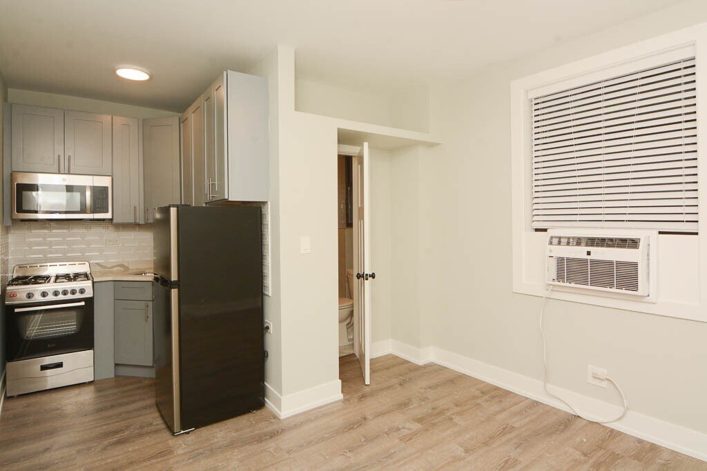 Building Photo - 545 W Belmont Ave