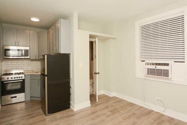 Building Photo - 508 W Belmont Ave