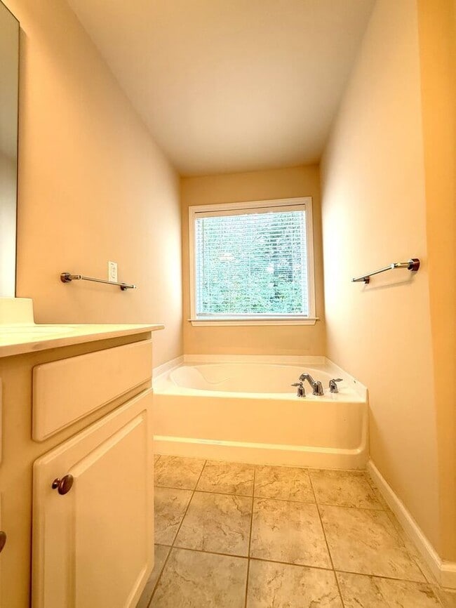 Building Photo - Sandy Springs 3 Bed-3.5 Bath Townhouse in Gated Cambridge, Hardwoods on Main!
