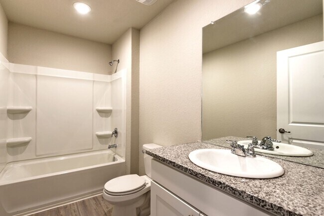 Building Photo - NEAR GOLF COURSE  |  3 BEDROOMS  |  2 BATH...