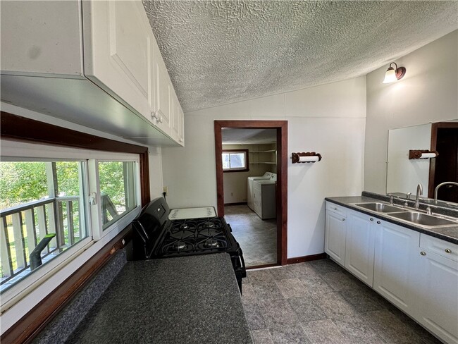 Building Photo - 345 Brewster St