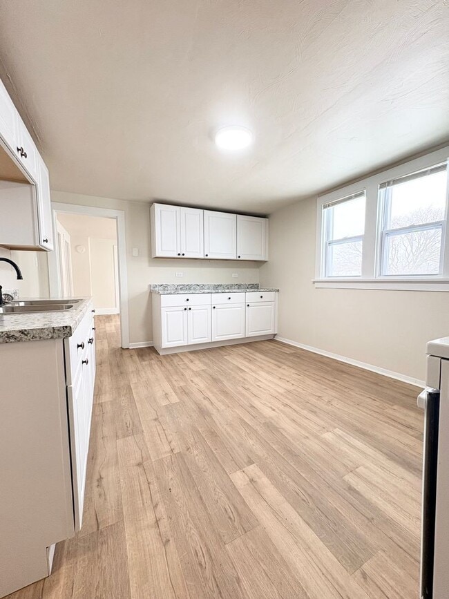 Building Photo - 520 12th Ave