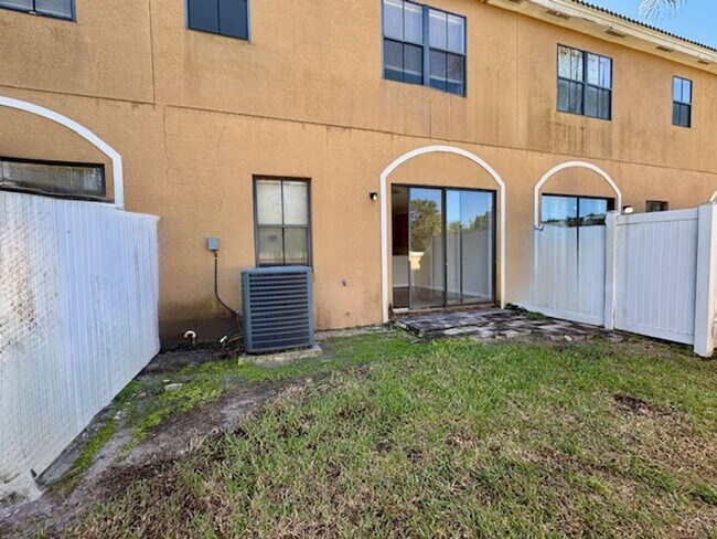 Building Photo - Townhome In St Cloud For Rent with  4 Bedr...