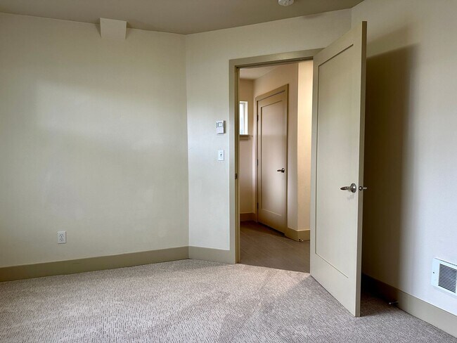 Building Photo - Enjoy pets and parking at this ideal townh...