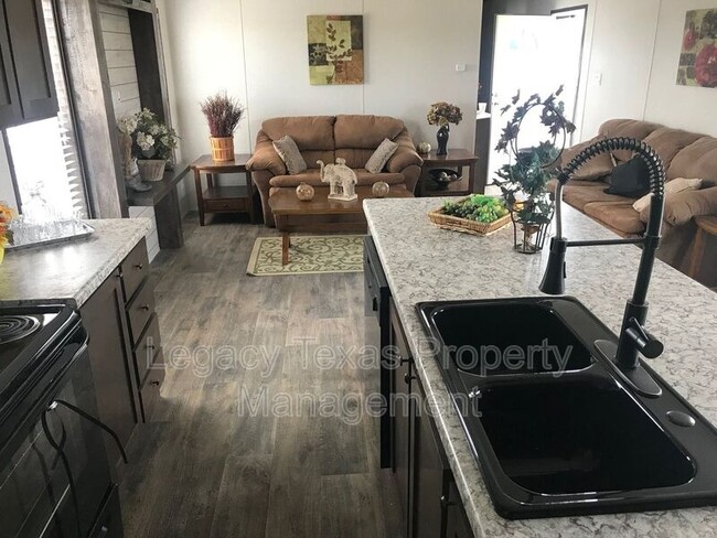 Building Photo - 800 N Old Betsy Rd