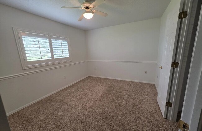 Building Photo - Beautifully updated Pool Home!!