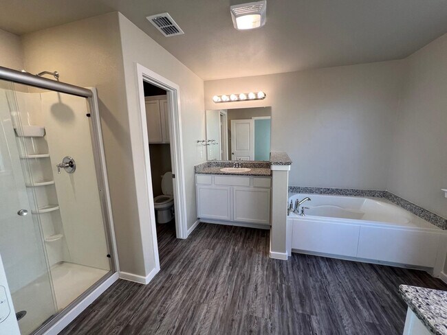 Building Photo - 2018 Kenwood Ave