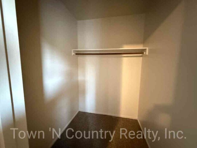 Building Photo - 250 E Romie Ln