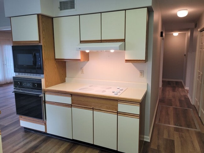 Building Photo - Country Club Villas-2 Bedroom 2 Bath Condo