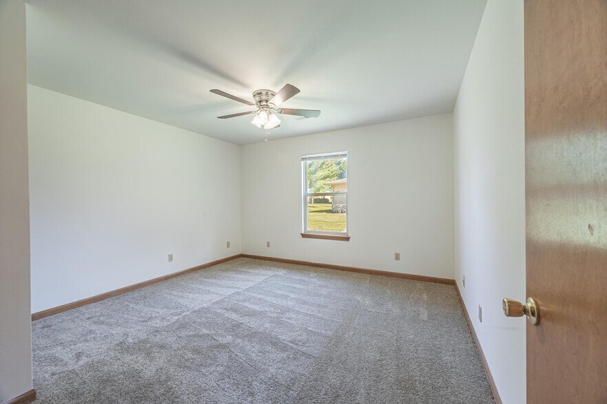 Building Photo - 552 Rumbach Ave
