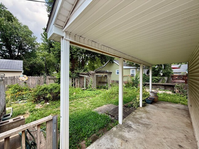 Building Photo - 2 Bed / 1 Bath House with lots of Features...
