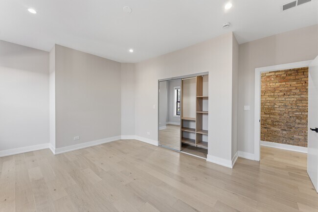 Building Photo - 7518 N Eastlake Terrace