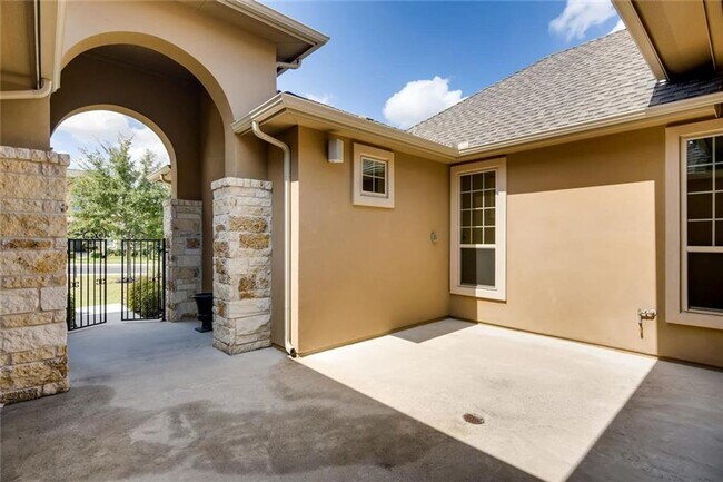 Building Photo - Stunning Single Story in Falconhead West!