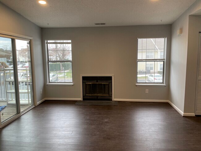 Lots of natural light - 610 Pylon Ct