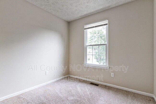 Building Photo - 17 Heather Ln