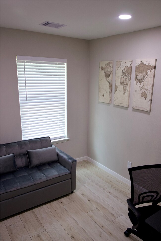 Building Photo - 14 Redberry Ct