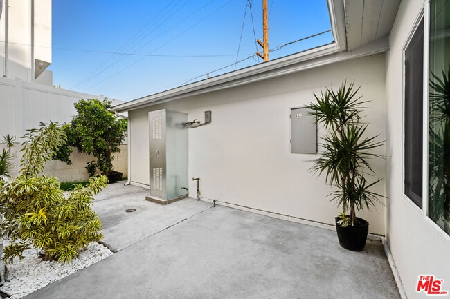 Building Photo - 1642 S Crest Dr