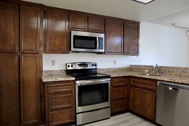Building Photo - Spacious and bright 3-bedroom townhome-Nor...