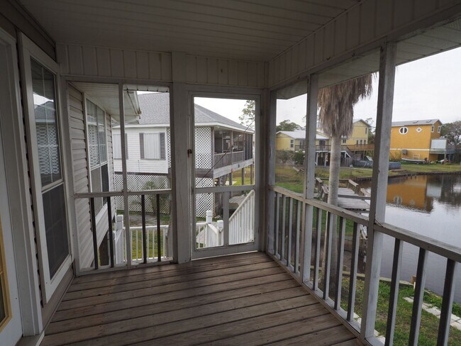 Building Photo - Gorgeous water views just blocks from the ...