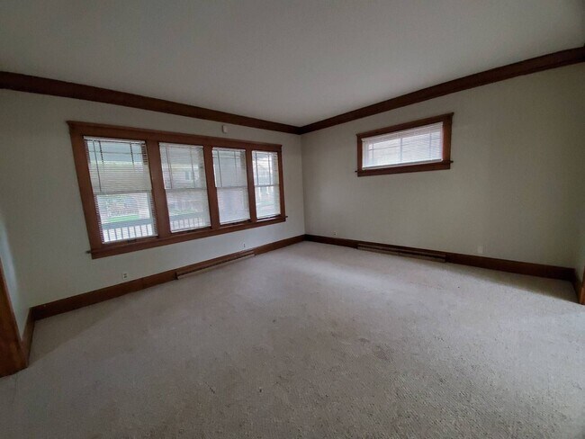 Building Photo - Immaculate 4 Bedroom Single Family with Central AC and Detached Garage, parking lane, and Large B...