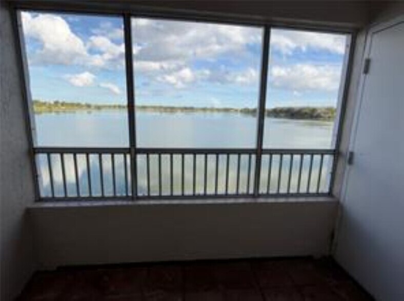 Building Photo - 2803 N Oakland Forest Dr