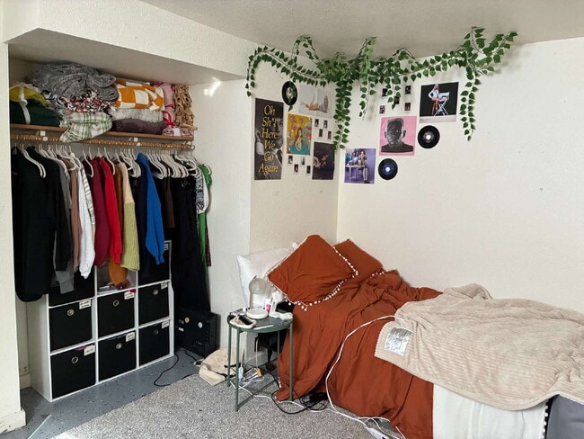 Building Photo - Nice 4 Bed 1 Bath close to UWEC and Water St! Available June 1st