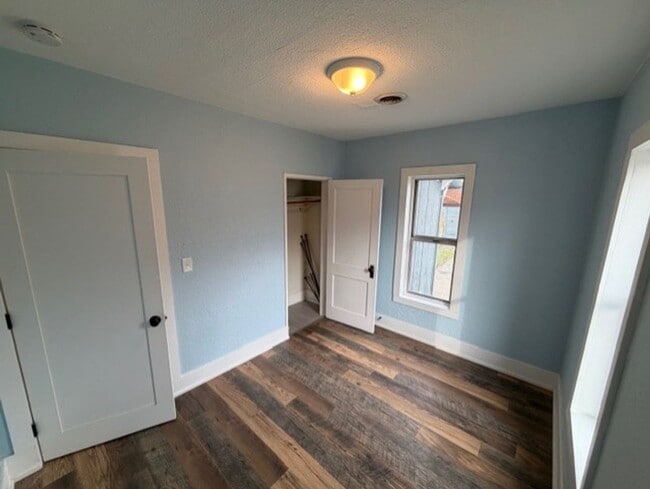 Building Photo - Stylish & Updated 2-Bedroom Home