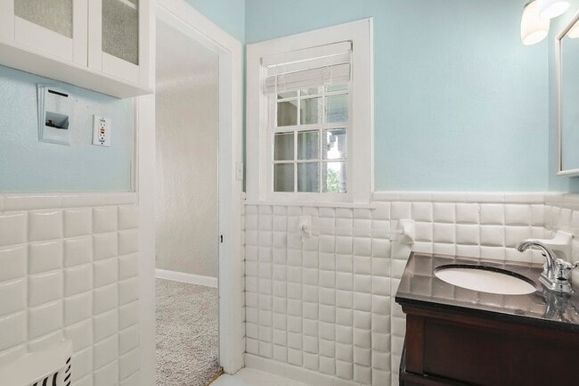 Building Photo - 6025 Lewis St