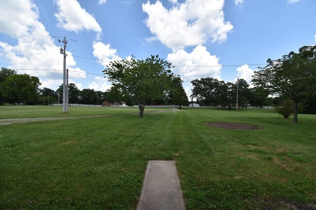 Building Photo - 2 Bedroom Home For Rent in The County!