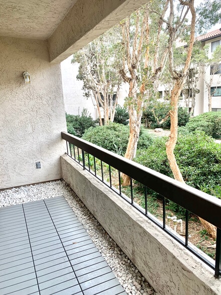 Living room Balcony - 5665 Friars Rd