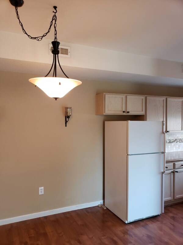 Building Photo - 5225 White Willow Dr