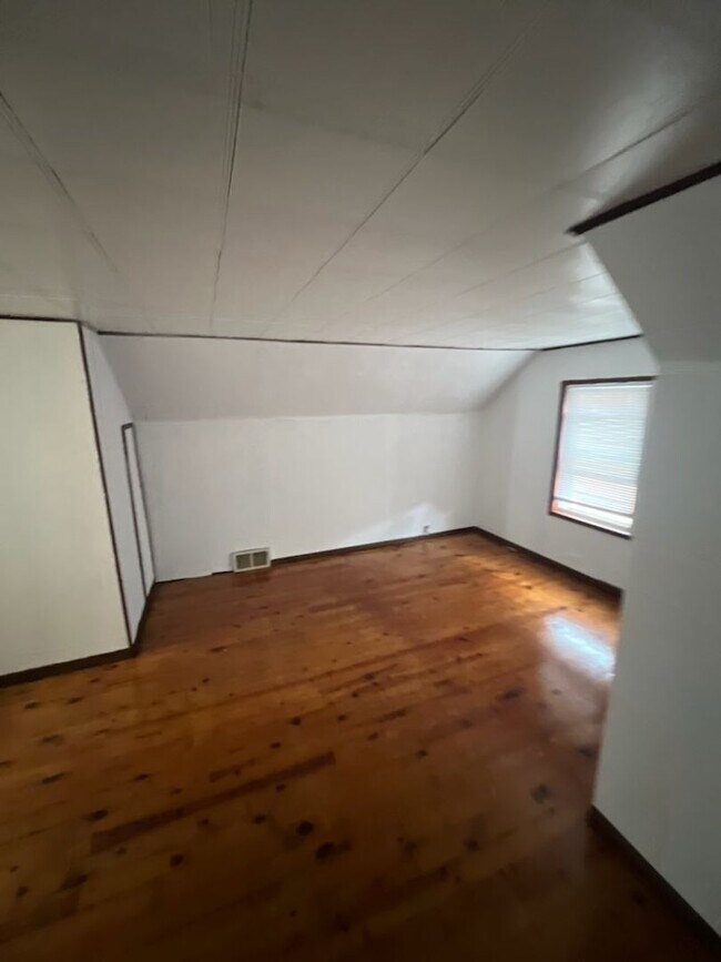 Building Photo - Spacious 3-Bedroom, 2-Bath Bungalow with G...