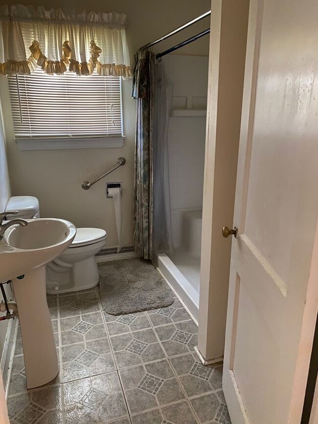 Building Photo - 3 BED, 1 BATH HOME IN GREYSTONE AREA, $1550 MONTH, $1550 DEPOSIT