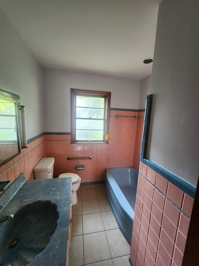 Building Photo - Charming 2 bedroom 1 bath with large rooms...