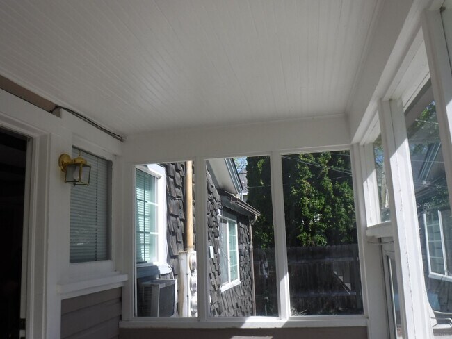 Building Photo - Adorable 1 bed 1 bath North End Apartment off 9th & Ada