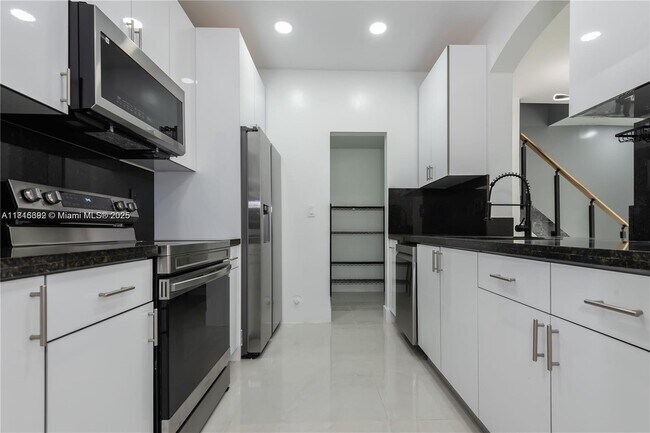 Building Photo - 939 NE 42nd Terrace