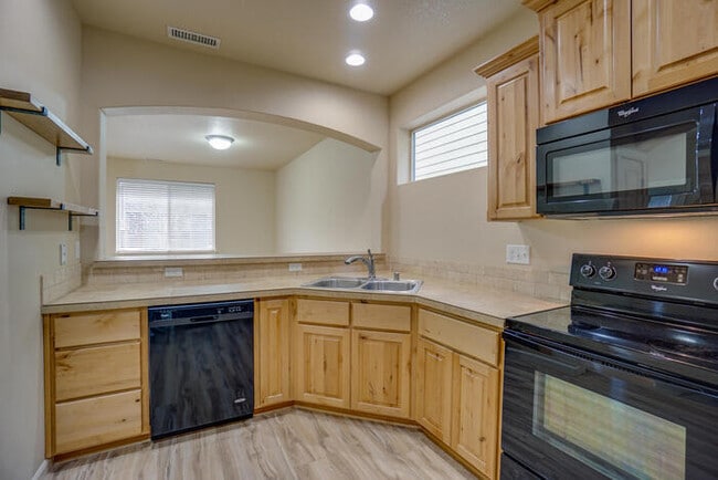 Building Photo - BEAUTIFUL THREE BEDROOM IN HAZEL DELL