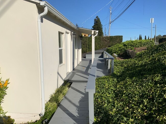Building Photo - Beautifully remodeled 3 bedroom 2 bath Pin...
