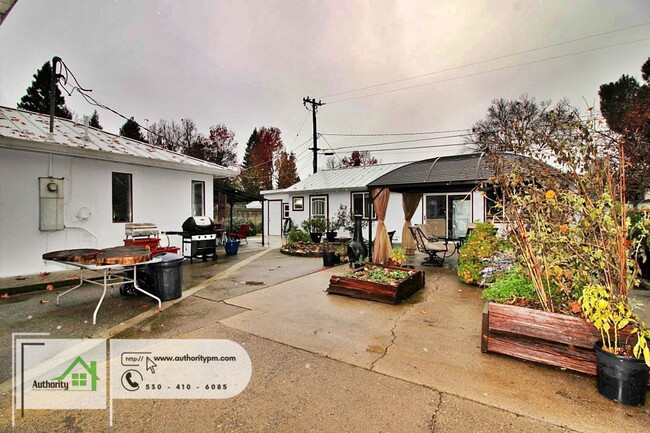 Building Photo - 864 Loma St