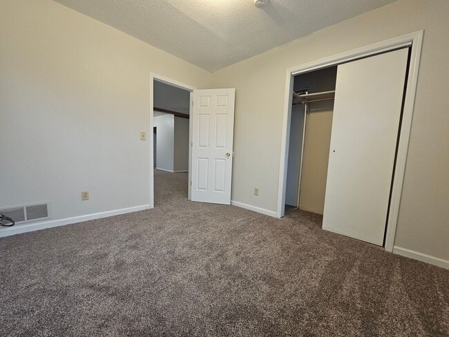 Building Photo - NE 3 bedroom 1 bath, no stairs, 2 stall garage. Near Hyvee